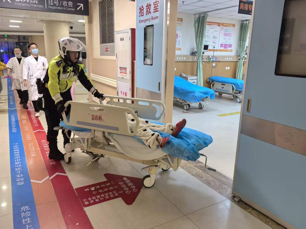 石狮铁骑紧急开道 8分钟护送病患就医