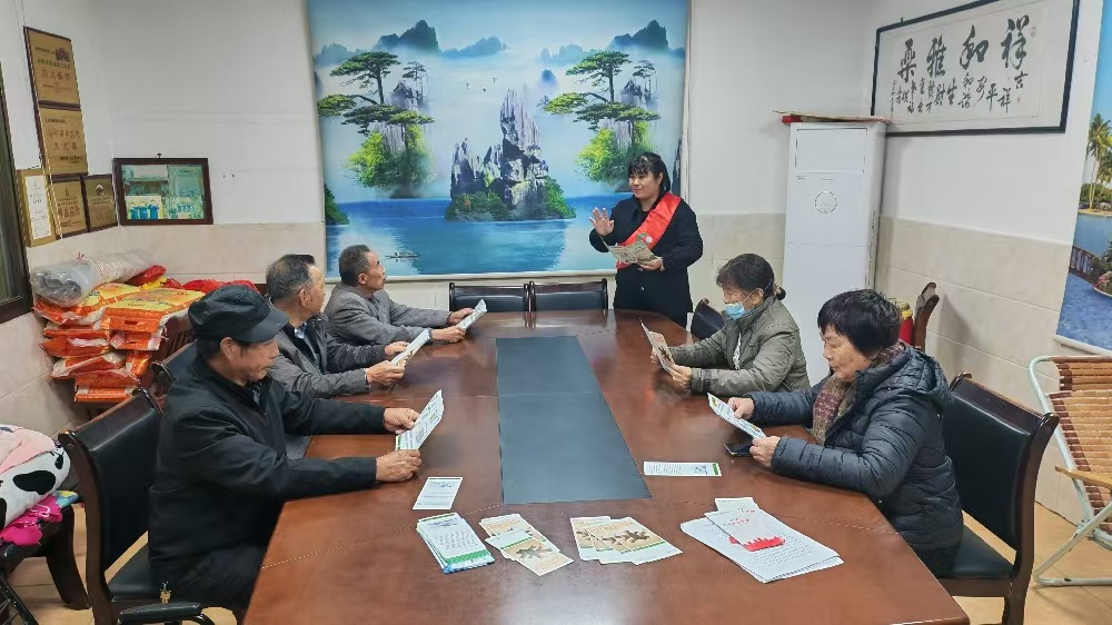 国寿寿险华安县支公司进老年活动中心开展反电诈宣传活动