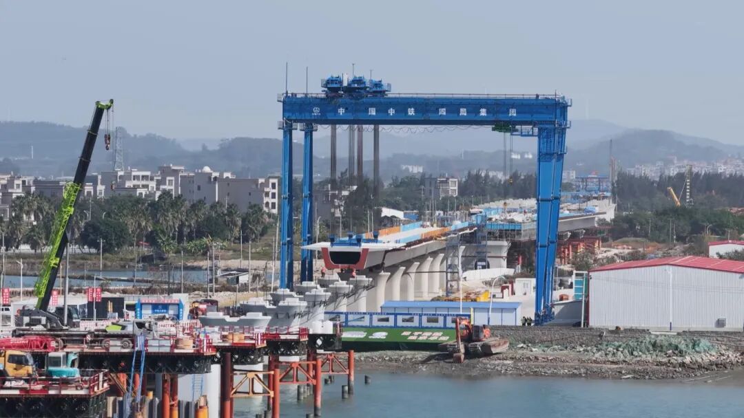 最新进展！漳汕高铁福建段首个箱梁在东山成功架设