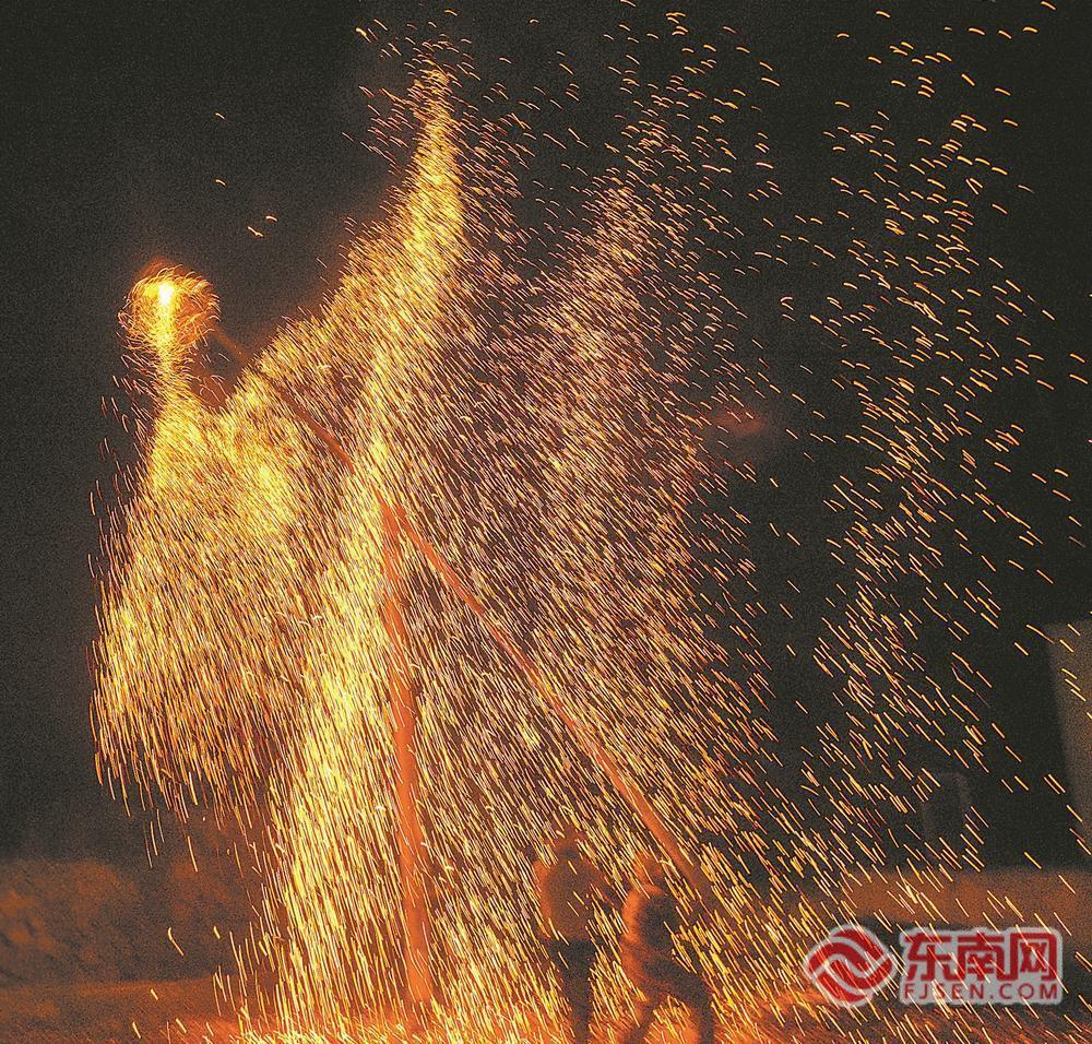 “火凤凰”点燃畲村夜空