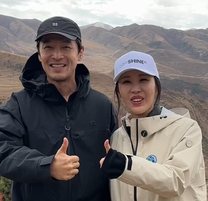 胡歌当田朴珺“爬山教练” 两人成功登顶4200米