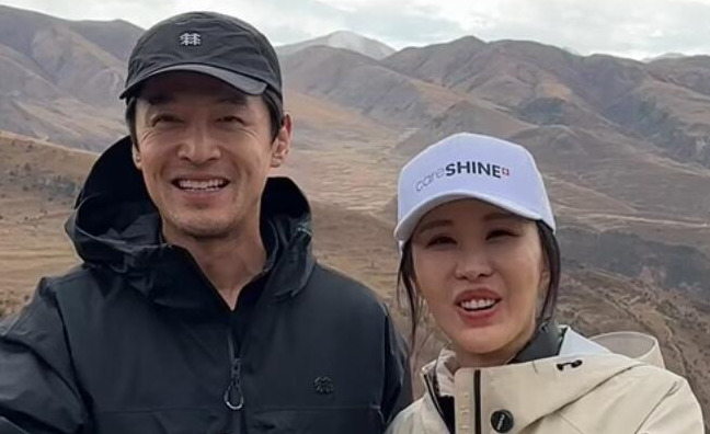 胡歌当田朴珺“爬山教练”  两人成功登顶4200米