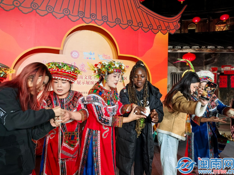 华安：世遗土楼邂逅非遗歌舞 多国青年共燃华安文化之夜