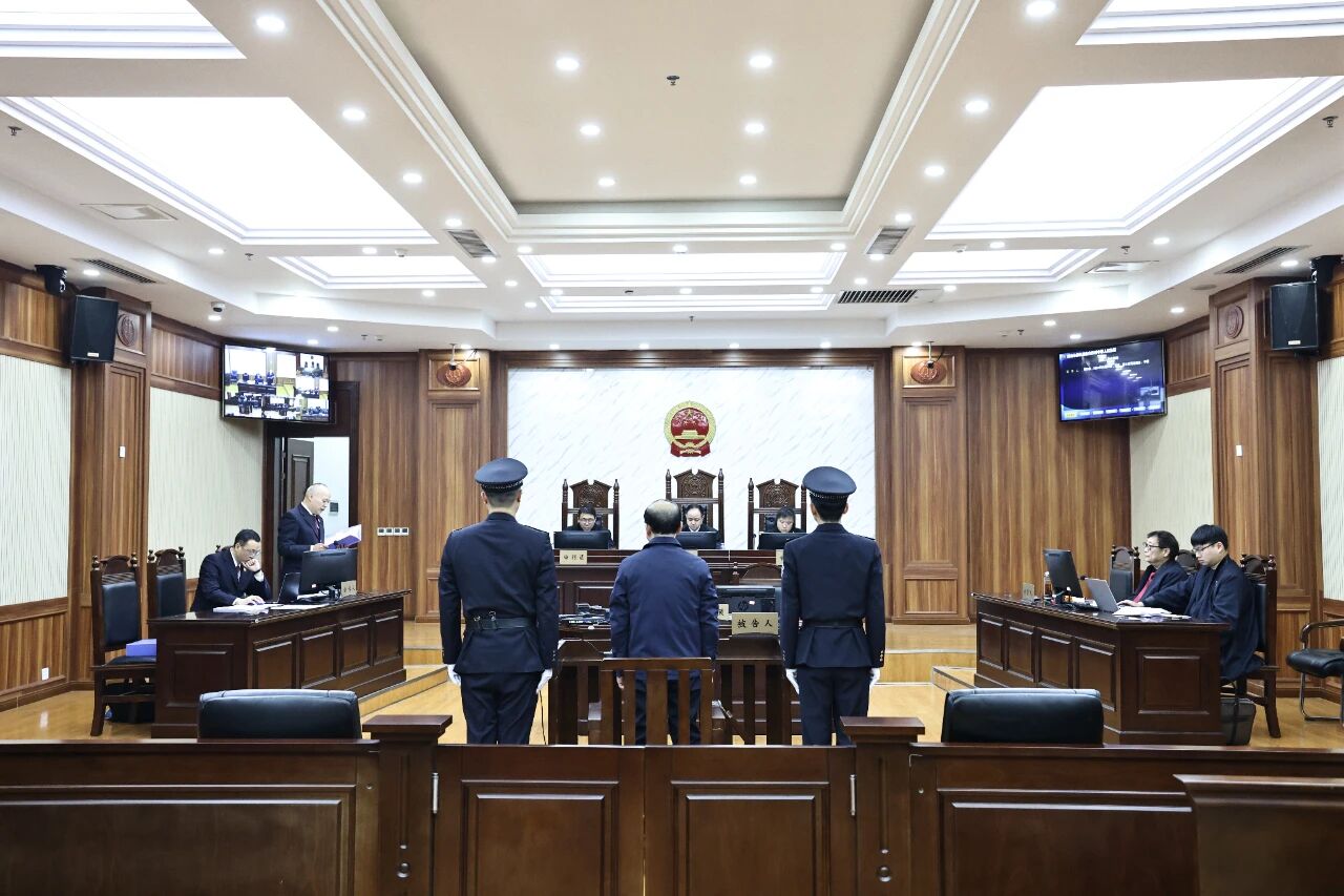 贵州磷化（集团）有限责任公司原党委委员、副总经理邓竹林受贿案一审开庭