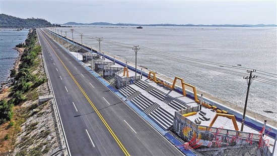 国道228线湄洲段路面改造工程全力推进