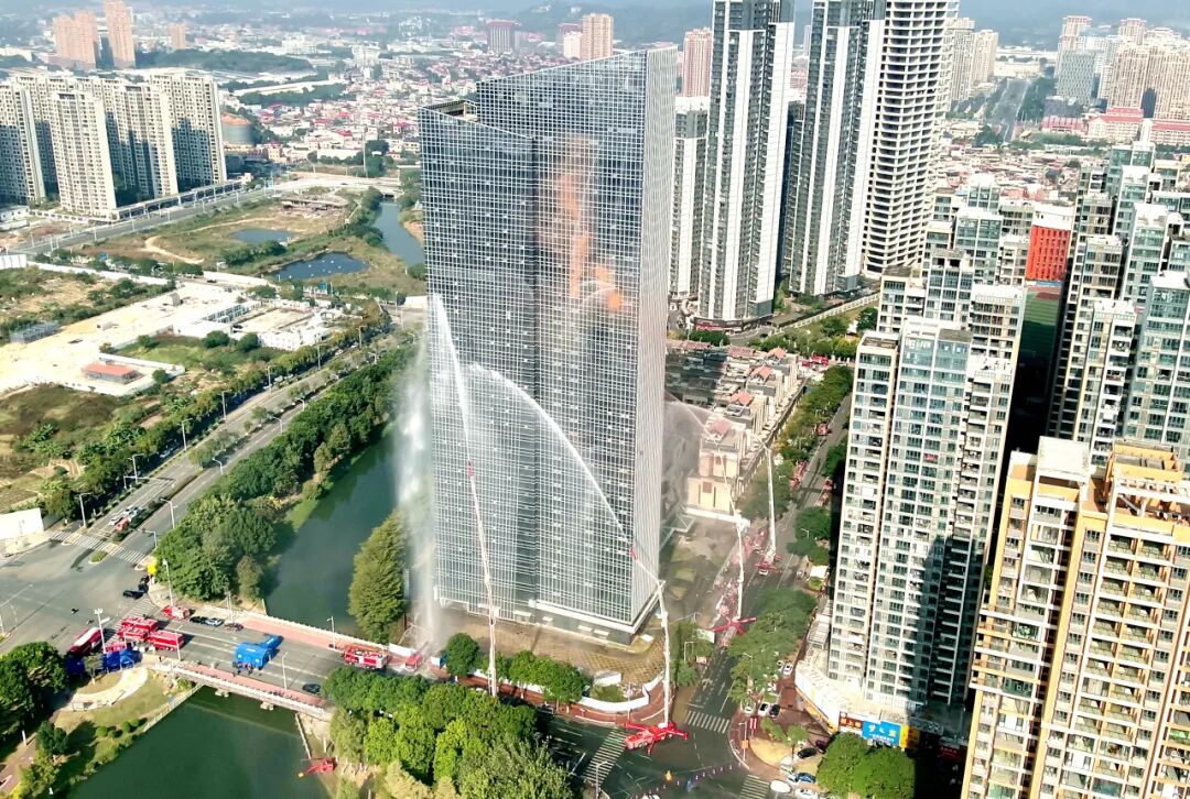 漳州市消防救援支队在台商区开展高层建筑灭火救援拉动演练