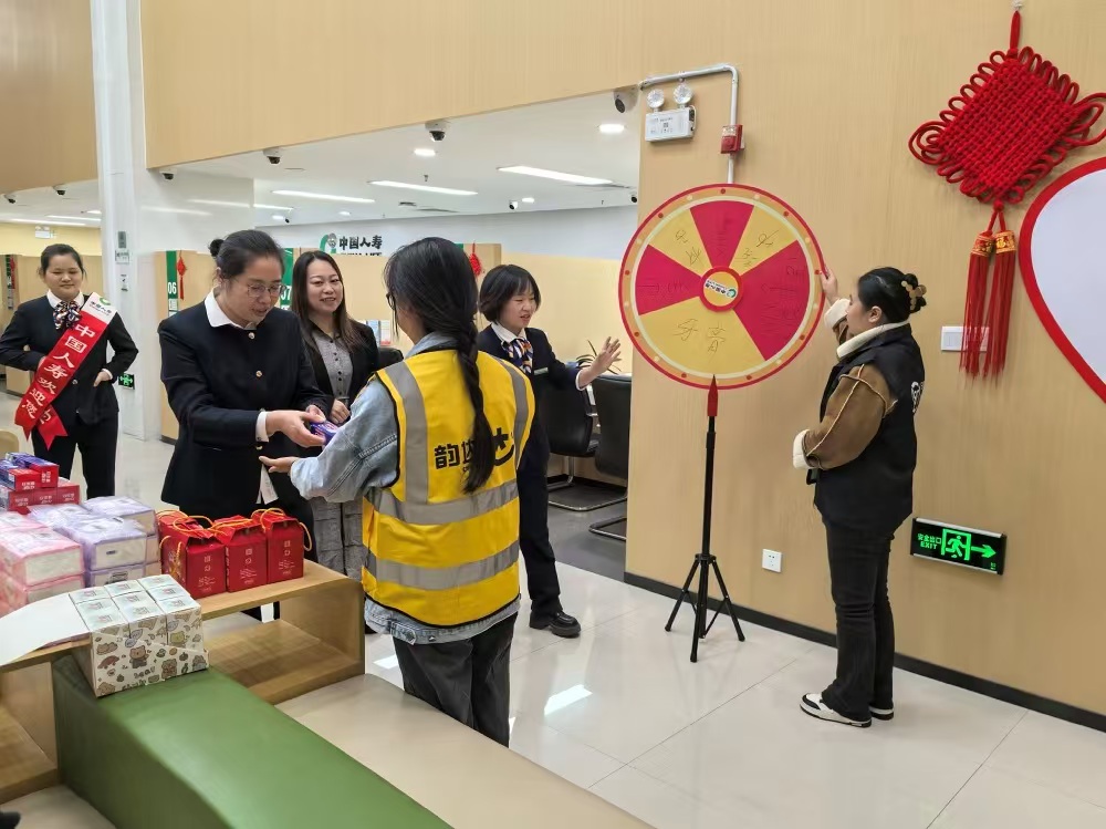 国寿寿险漳州分公司开展“感恩‘速递’温暖 致敬城市摆渡人”金融教育宣传活动