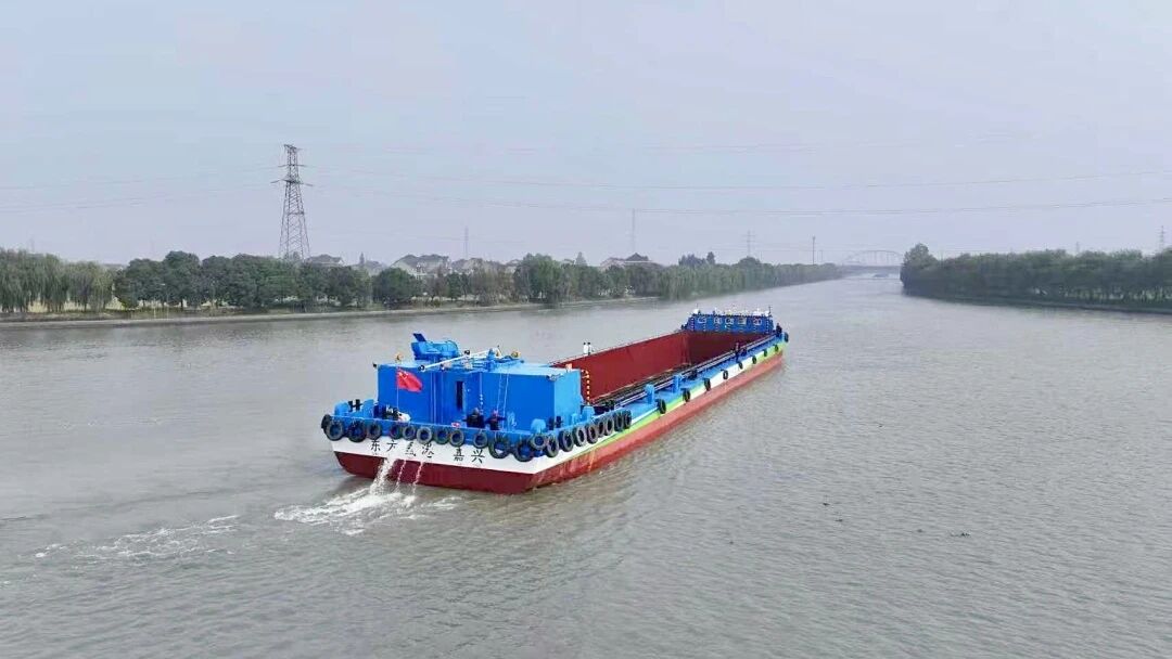 全国首艘内河64TEU氢动力集装箱船成功取证入级