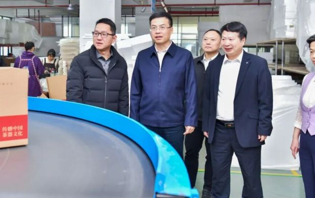 德化縣縣長吳志樸調(diào)研電商企業(yè) 走訪縣跨境電商公共服務(wù)中心