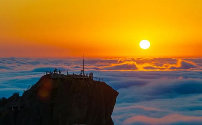 石牛山：云海托“仙岛” 日出绘“鎏金”