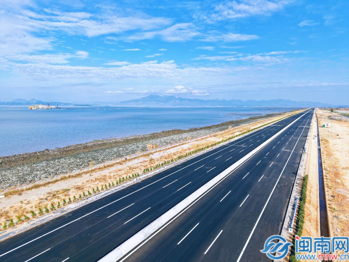 漳州古雷疏港大道项目主线沥青路面铺筑圆满完成