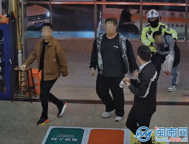 晋江：工人手被机器压伤 交警铁骑紧急护送