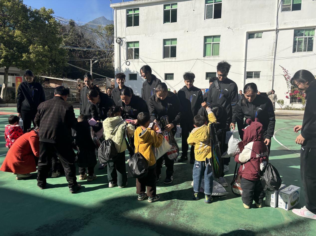 福建安溪铁观音女排开展公益行 传递拼搏精神 品味茶乡韵味