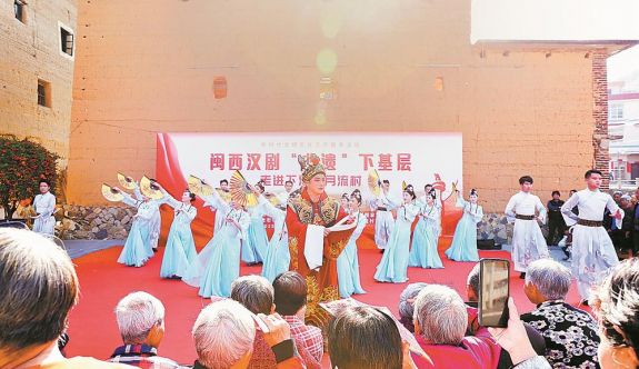 400年土樓，舞臺搭在家門口