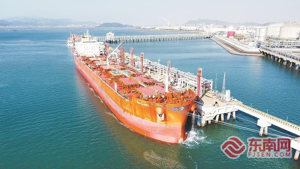 超大型CABU船首次靠泊福州港