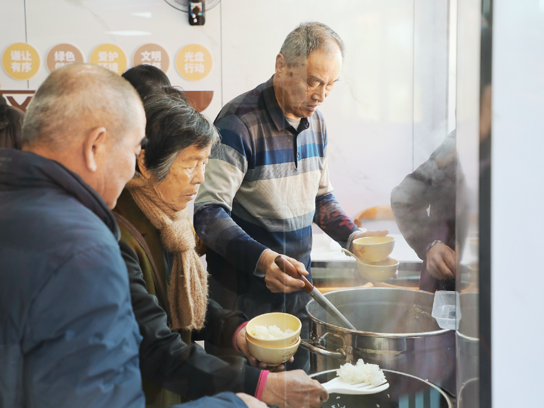 鲤城新开的这家食堂，2荤2素只要8元！