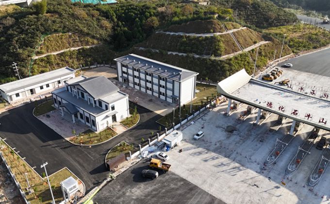 奮戰(zhàn)四季度 | 預(yù)計(jì)明年初投用 政永高速德化段石牛山收費(fèi)站裝修完工