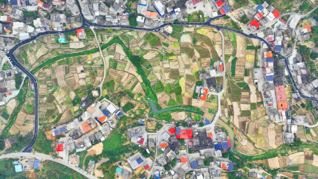 农村路升级改造 群众出行不用愁！马甲镇以道路提升工程共绘民生幸福新画卷