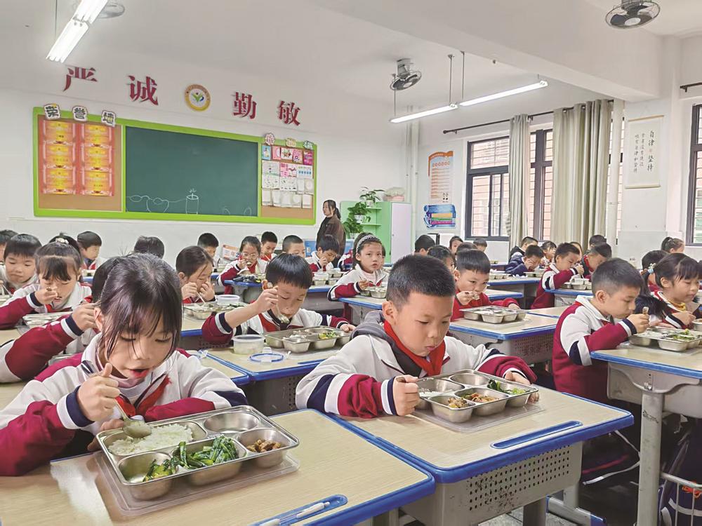 办好为民实事：这所小学自营食堂开餐