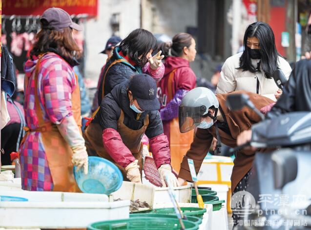 鱼虾满筐鲜气四溢 平潭菜篮子飘满海味