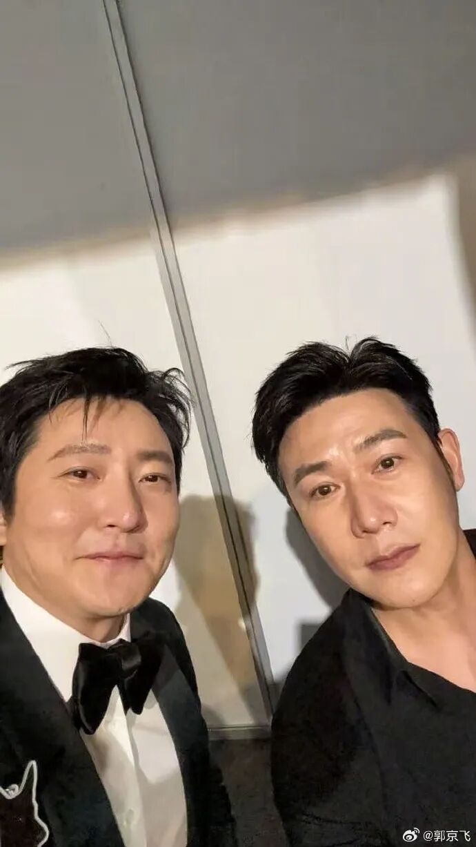 陸毅頒獎(jiǎng)禮喊話郭京飛 臺(tái)下笑瘋