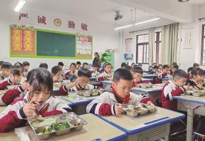 辦好為民實事：這所小學自營食堂開餐
