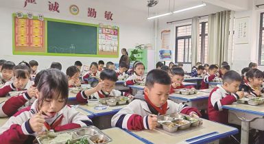 辦好為民實事：這所小學自營食堂開餐