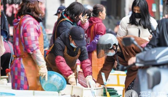 魚蝦滿筐鮮氣四溢 平潭菜籃子飄滿海味