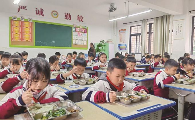 办好为民实事：这所小学自营食堂开餐