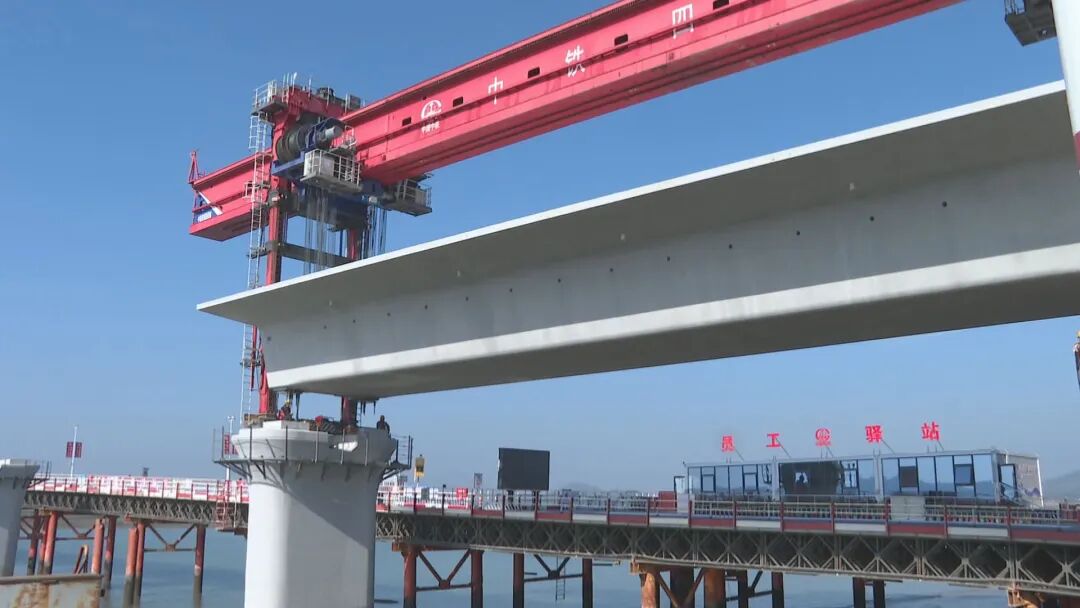 最新进展！漳汕高铁东山跨海特大桥海上箱梁开始架设