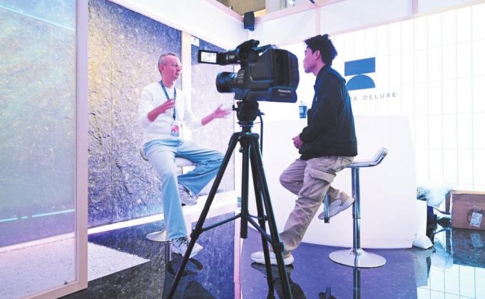 双语招牌、英文直播、外籍团队——  “世界石都”的国际化转型突围