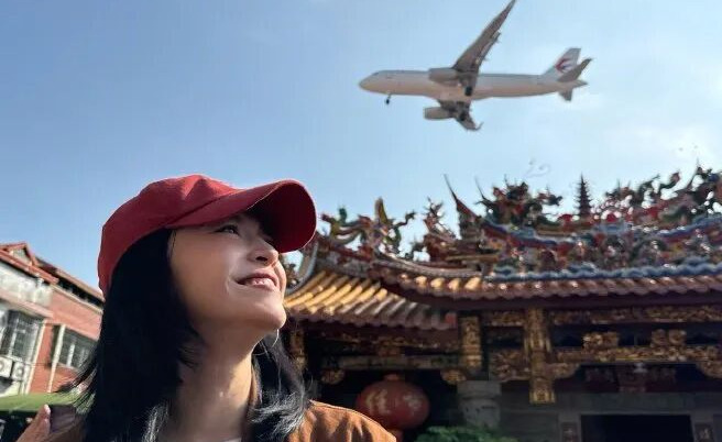 姚晨带儿子打卡厦门清水宫“网红机位”