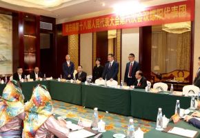 惠安縣委、縣政府主要領(lǐng)導(dǎo)走訪看望代表委員并參加討論