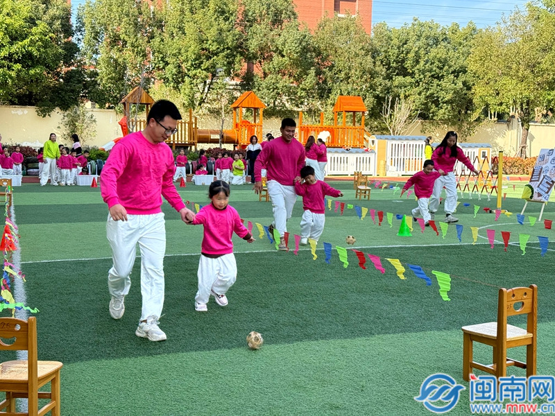 手机“退散” 快乐“爆表”——南靖县第四实验幼儿园举行元旦亲子民间游戏运动会