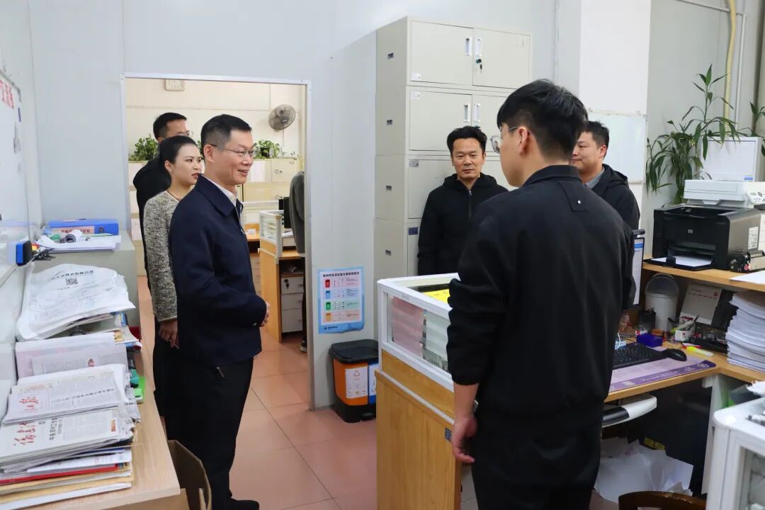 洛江区委书记唐春晓走访看望元旦假期一线工作人员