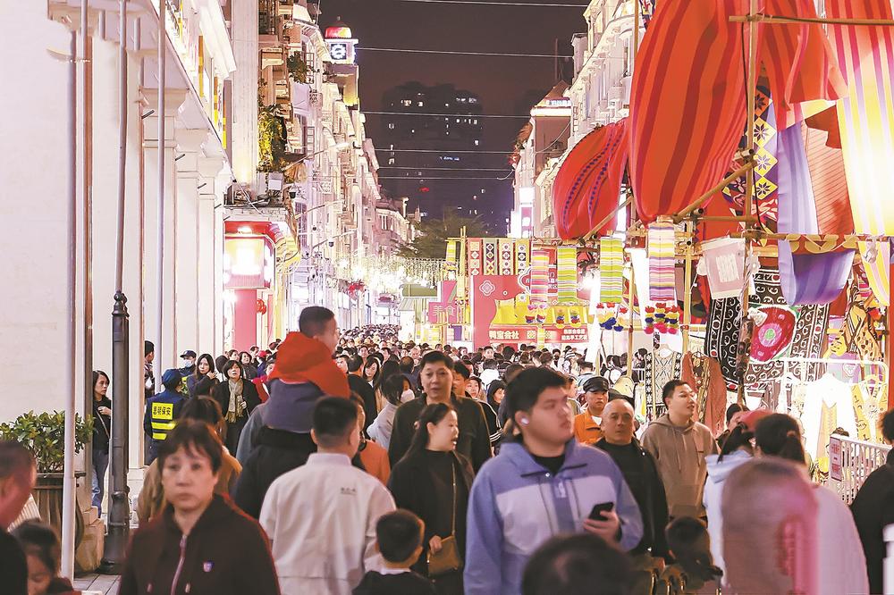 跨年夜，中山路热闹非凡。黄星榕 摄  