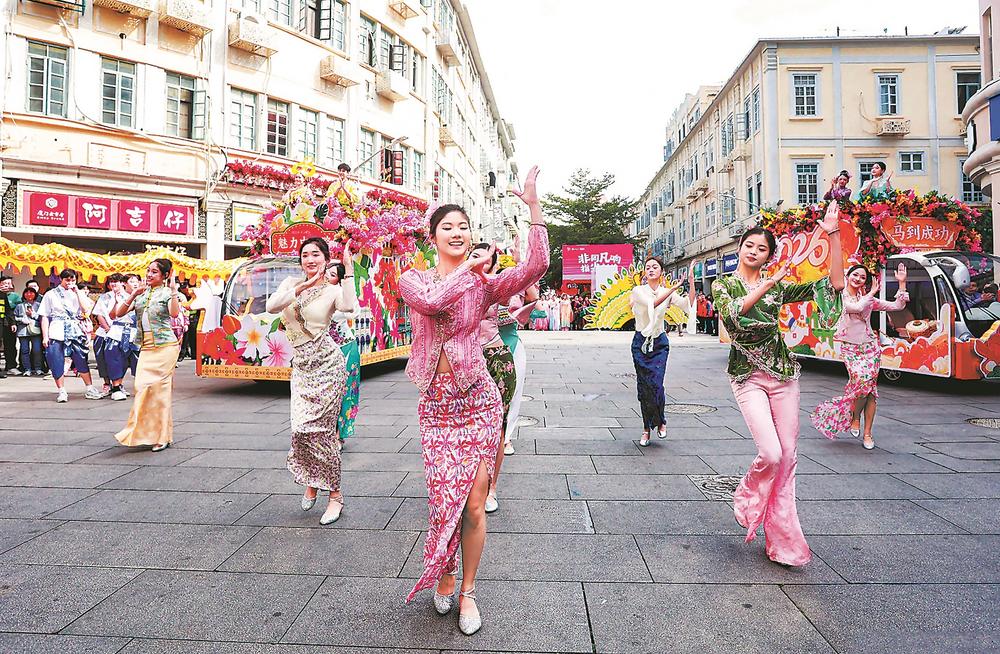 迎新巡游演员身着娘惹服饰献舞。林梓健 摄  