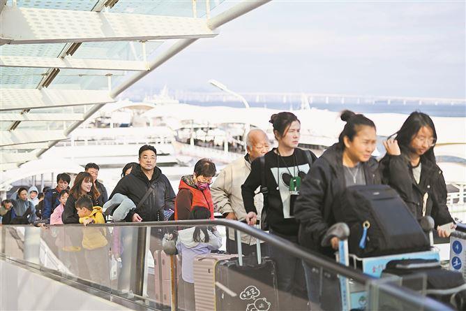 　　假期首日抵达五通码头的旅客正下船登岸。（记者 林铭鸿 摄）  