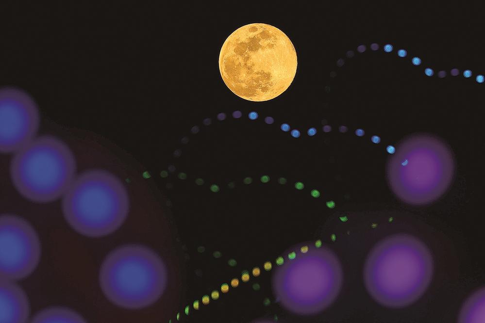 2026年首个超级月亮昨晚亮相