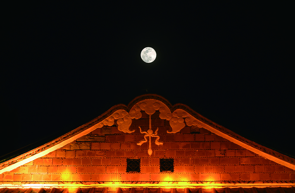 2026年首个超级月亮邂逅闽南红砖古厝