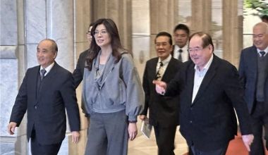 郑丽文颁发最高顾问聘书给王金平，称赞其对国民党贡献卓越