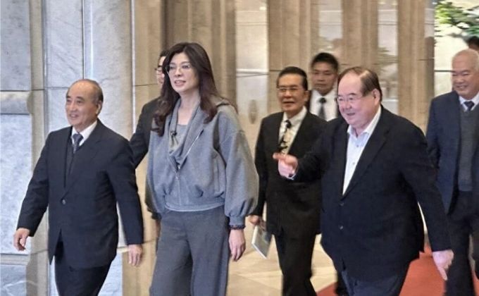 郑丽文颁发最高顾问聘书给王金平，称赞其对国民党贡献卓越