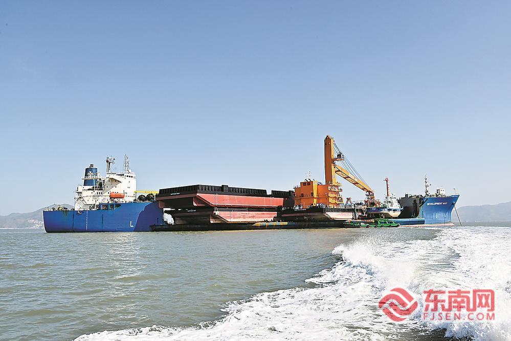 大型半潜船“发展之路”轮在宁德港装载5艘船舶出口几内亚