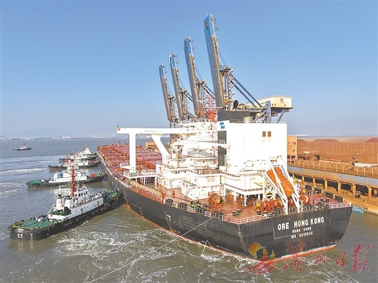 罗屿港迎来今年首艘40万吨级巨轮