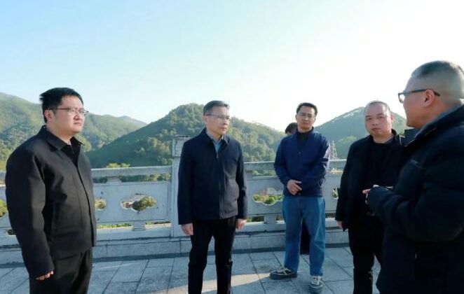 云霄县县长调研生态环境保护工作并开展巡河