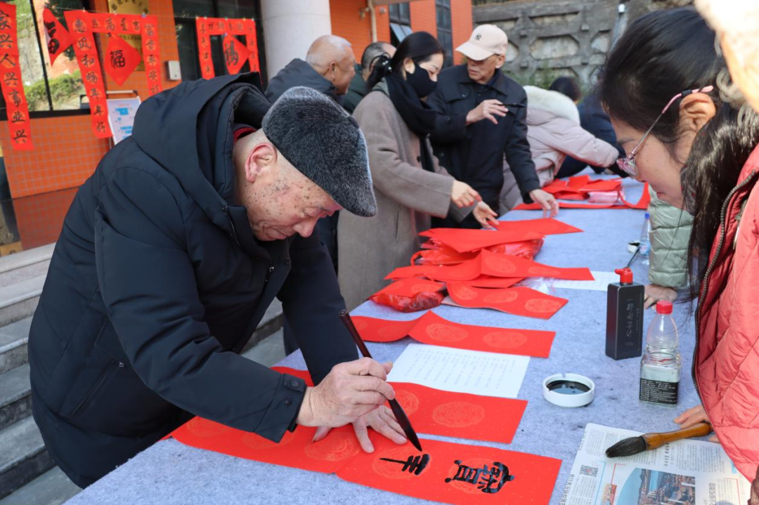 德化：挥毫凝瑞气 赠联贺新春