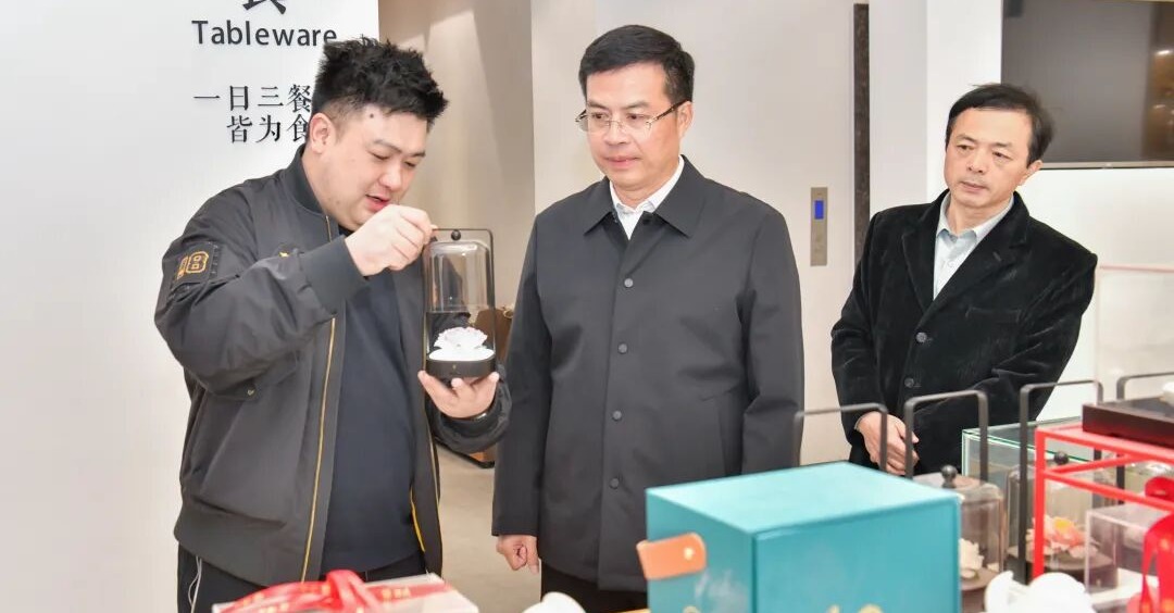 德化县县长吴志朴考察调研企业工作