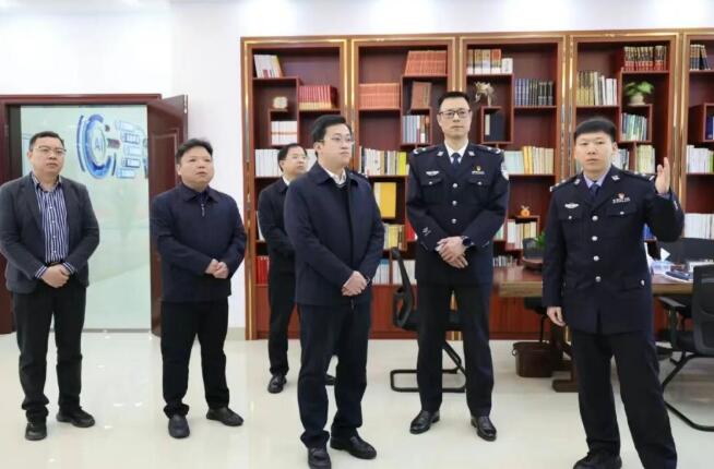 长泰区主要领导带队开展中国人民警察节慰问活动