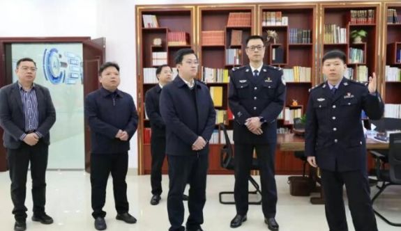 長泰區(qū)主要領導帶隊開展中國人民警察節(jié)慰問活動