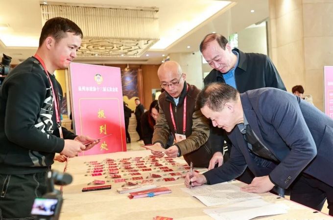 政协委员抵达驻地报到